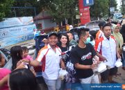 Ngabuburit, Komunitas Toyota Soluna Vios Club Berbagi Takjil di Seputaran Taman Krisna
