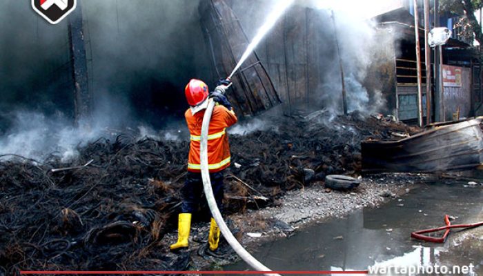 Butuh Waktu Hingga 24 Jam untuk Proses Pemadaman dan Pendinginan Kebakaran Gudang Istana Ban Kudus