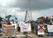 Puluhan Warga Desa Kedungwinong Sukolilo Demo Tolak Kabel SUTET Melintasi Permukiman