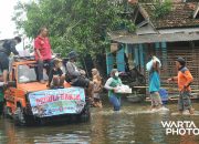 Warga Winong Pati Kota bersama Komunitas Jeep Pati Salurkan 1.500 Nasi Bungkus kepada Korban Banjir