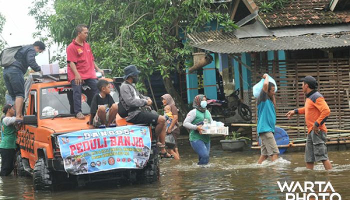 Warga Winong Pati Kota bersama Komunitas Jeep Pati Salurkan 1.500 Nasi Bungkus kepada Korban Banjir