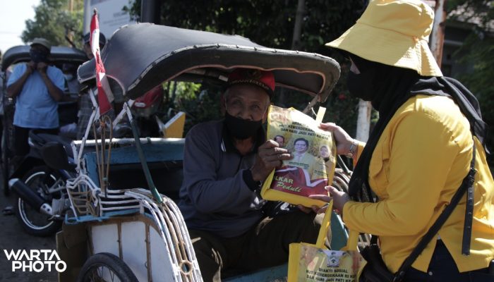 Anggota DPR RI Firman Soebagyo Berikan Paket Sembako kepada Warga Terdampak Pandemi di Pati