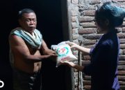 Pemuda Desa Purwosari Tlogowungu Bagikan 100 Paket Beras untuk Duafa dan Lansia