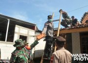 TNI, Polri dan Warga Gotong Royong Perbaiki Atap Rumah Akibat Puting Beliung di Bulungan Tayu
