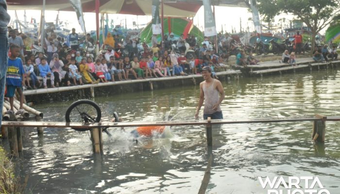 Lomba Bersepeda Atas Air di Bendar Juwana Menyedot Perhatian Masyarakat, Banyak Peserta yang Tercebur