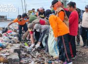 Wabup Rembang Gus Hanies Bareng Warga Bersihkan Sampah Rob, Terkait Tanggul Penahan Diusulkan ke Pemprov