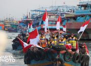 Peringati HUT Kemerdekaan RI, Polres Pati Bentangkan Bendera Raksasa di Perairan Laut Jawa