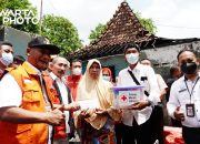 Pj Bupati Pati dan Ketua PMI Berikan Bantuan Korban Kebakaran di Kayen