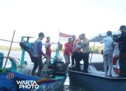 Polres Pati Bagikan Satu Ton Beras kepada Nelayan di Perairan Juwana