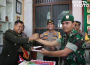 Datangi Kodim, Polres Pati Beri Kejutan di Hari Ulang Tahun ke-77 TNI