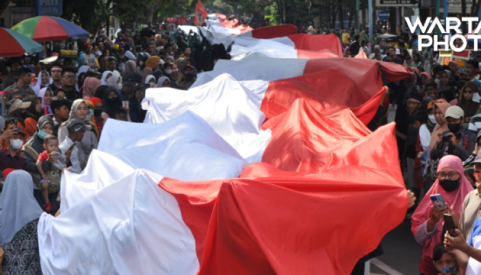 Teguhkan Persatuan, Merah Putih Ribuan Meter Diarak Mengular di Kota Pati