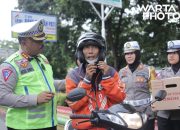 Polisi Berikan Helm SNI Gratis pada Pengguna Jalan di Perempatan Puri Pati