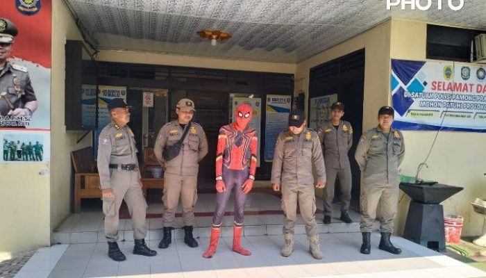 Satpol PP Pati Amankan Spiderman di Perempatan RSUD Soewondo