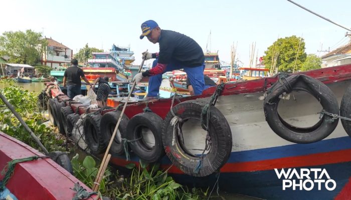 Satpolairud Polresta Pati Bersih-Bersih Sampah di Sungai Silugonggo