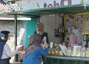 Cuaca Panas Membawa Berkah bagi Penjual Es Teh di Juwana