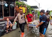 Lansia Sakit Terjebak Banjir di Juwana, Dievakuasi Menggunakan Sampan