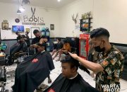 Mendekati Lebaran, Barbershop di Juwana Diserbu Pelanggan